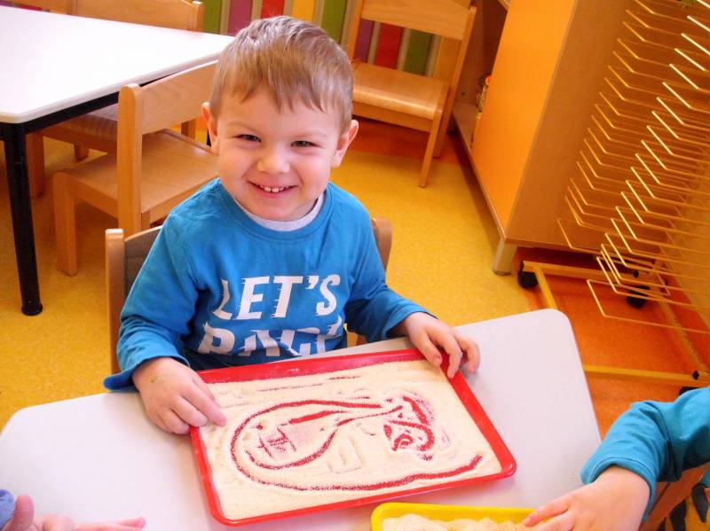 Montessori - zajęcia z kaszą manną.